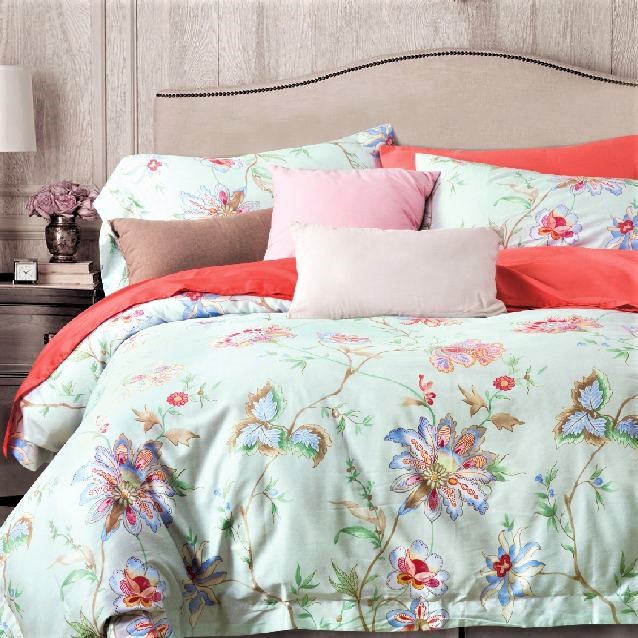 Зеленое постельное белье с цветочной вышивкой
